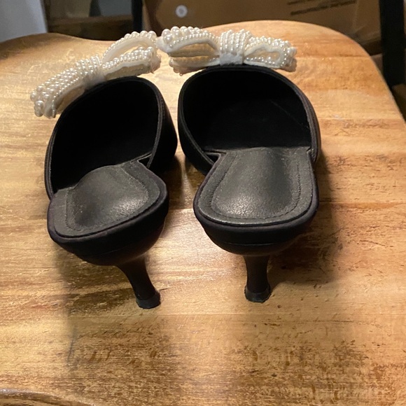 Elegant Black Slip-ons with Pearl Bow - Picture 5 of 6